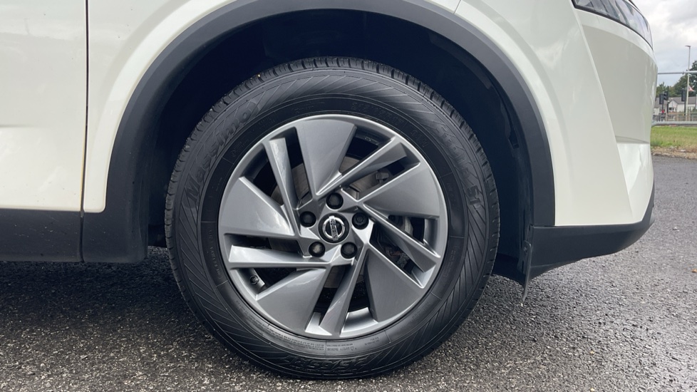 Nissan Qashqai 1.3 DiG-T MH Acenta Premium 5dr Petrol Hatchback - Image 7