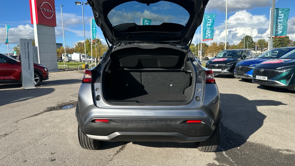 Nissan Juke 1.6 Hybrid Tekna 5dr Auto Hybrid Hatchback - Image 4