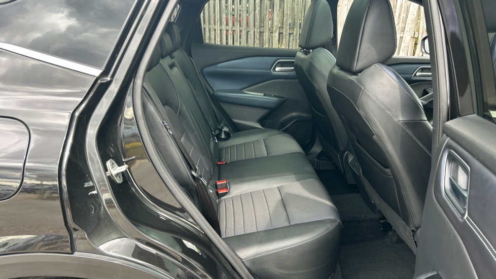 Nissan Qashqai 1.3 DiG-T MH Tekna 5dr Petrol Hatchback - Image 16