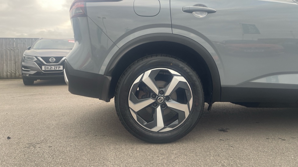 Nissan Qashqai 1.3 DiG-T MH Premiere Edition 5dr Petrol Hatchback - Image 7