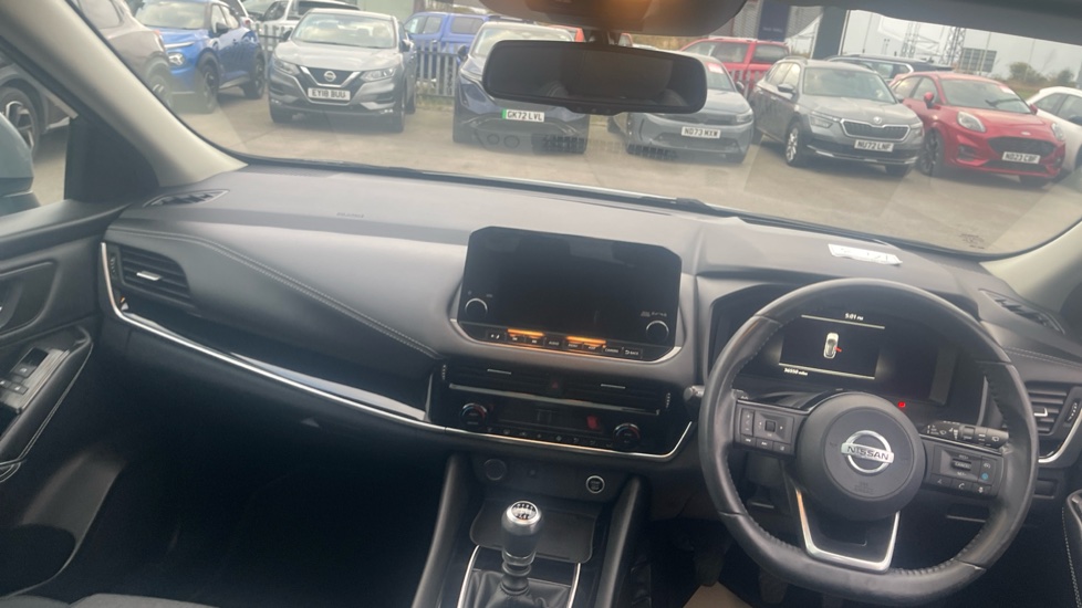 Nissan Qashqai 1.3 DiG-T MH Premiere Edition 5dr Petrol Hatchback - Image 10