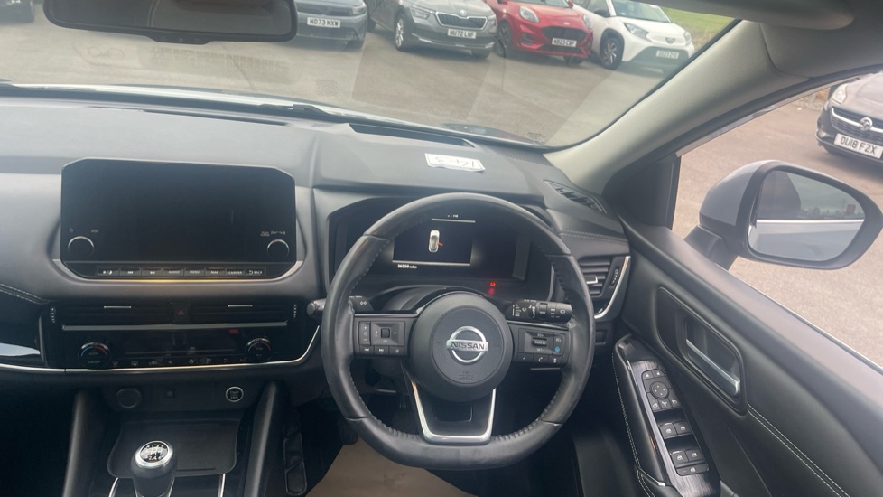 Nissan Qashqai 1.3 DiG-T MH Premiere Edition 5dr Petrol Hatchback - Image 11