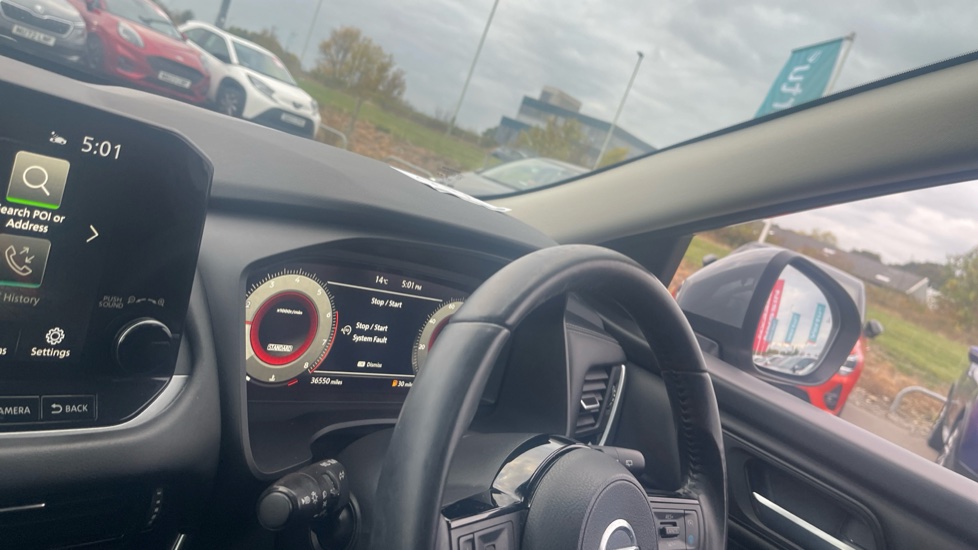Nissan Qashqai 1.3 DiG-T MH Premiere Edition 5dr Petrol Hatchback - Image 14