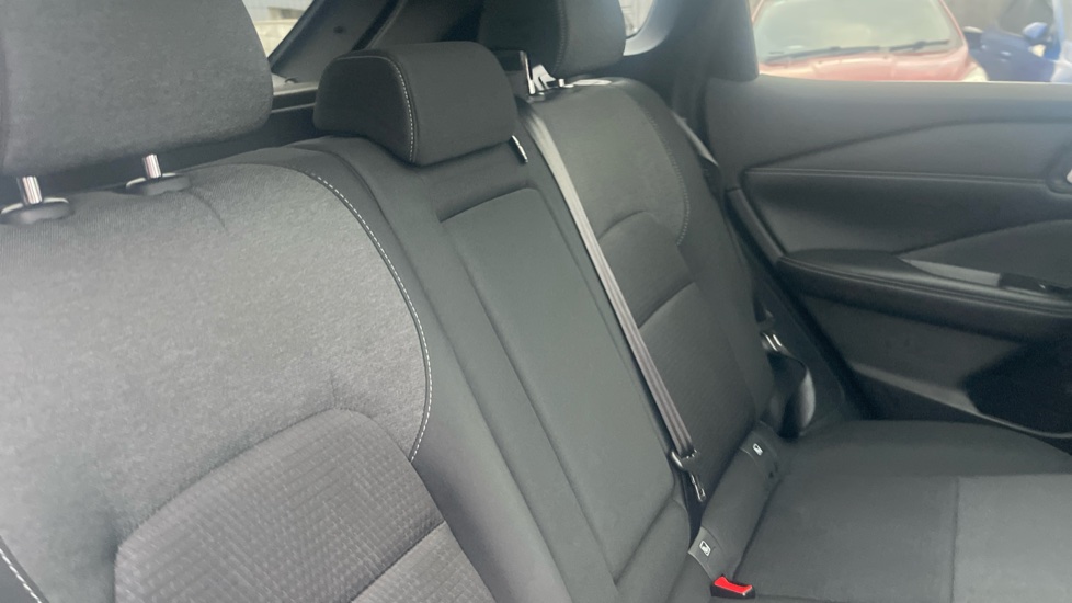Nissan Qashqai 1.3 DiG-T MH Premiere Edition 5dr Petrol Hatchback - Image 16