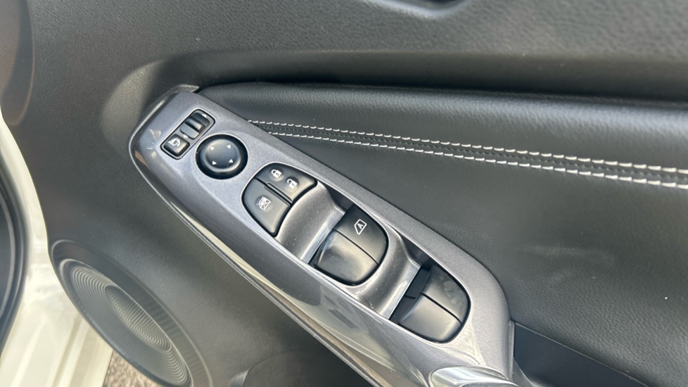 Nissan Juke 1.6 Hybrid Tekna 5dr Auto Hybrid Hatchback - Image 30