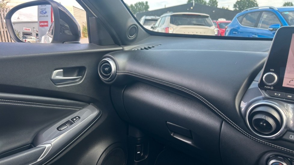 Nissan Juke 1.6 Hybrid Tekna 5dr Auto Hybrid Hatchback - Image 37
