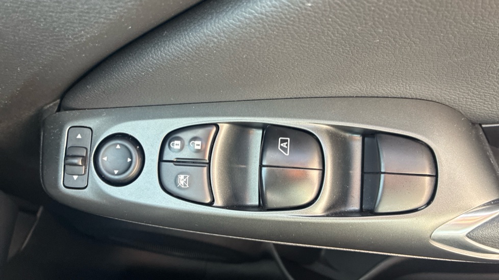 Nissan Juke 1.0 DiG-T Acenta Premium 5dr Petrol Hatchback - Image 25