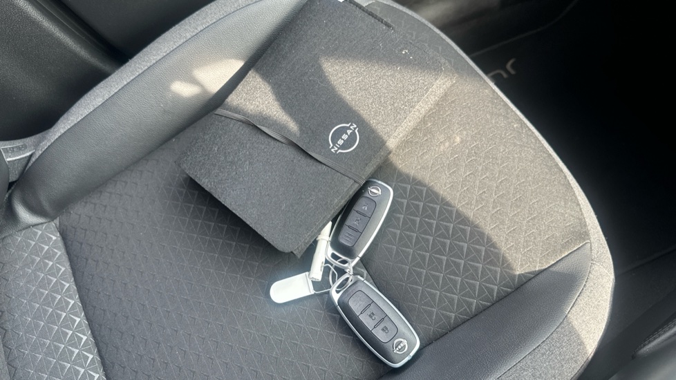 Nissan Juke 1.6 Hybrid N-Connecta 5dr Auto Hybrid Hatchback - Image 19