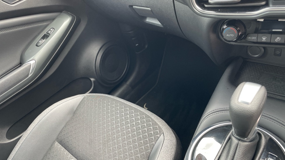 Nissan Juke 1.6 Hybrid N-Connecta 5dr Auto Hybrid Hatchback - Image 14
