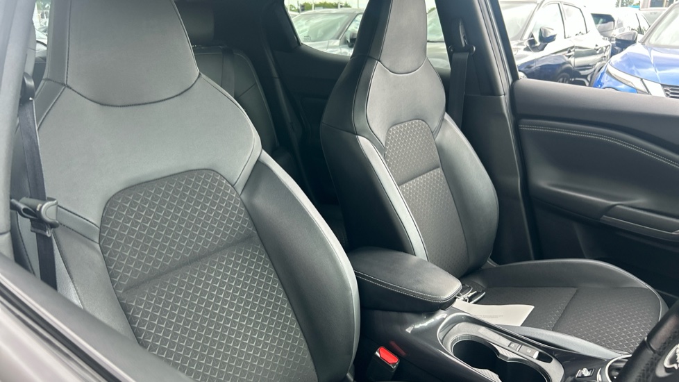 Nissan Juke 1.0 DiG-T 114 N-Connecta 5dr DCT Petrol Hatchback - Image 27