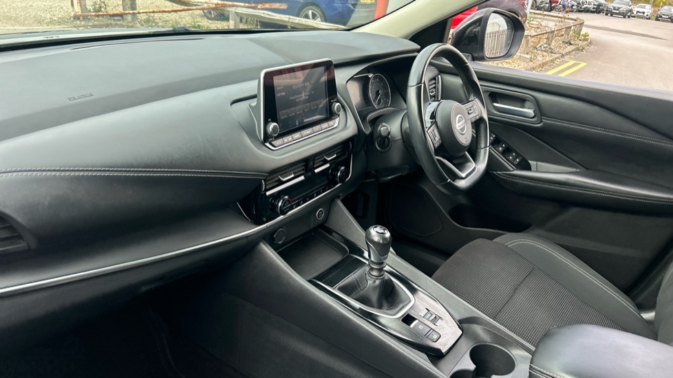 Nissan Qashqai 1.3 DiG-T MH Acenta Premium 5dr Petrol Hatchback - Image 9