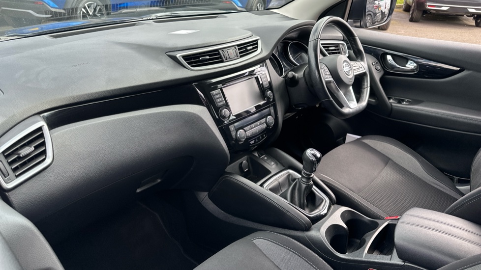 Nissan Qashqai 1.3 DiG-T Acenta Premium 5dr Petrol Hatchback - Image 9