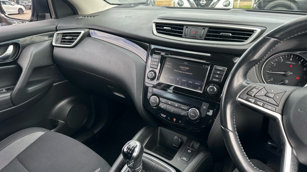 Nissan Qashqai 1.3 DiG-T Acenta Premium 5dr Petrol Hatchback - Image 14