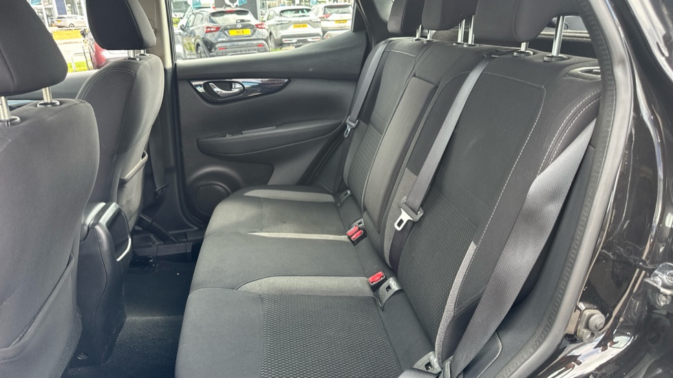 Nissan Qashqai 1.3 DiG-T Acenta Premium 5dr Petrol Hatchback - Image 16