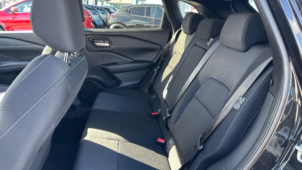 Nissan Qashqai 1.3 DiG-T MH N-Connecta 5dr Petrol Hatchback - Image 16