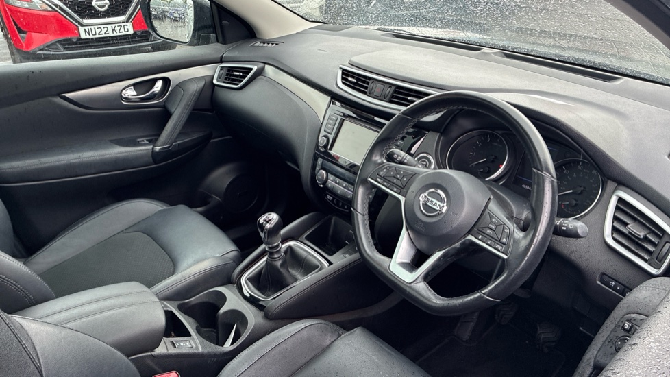 Nissan Qashqai 1.3 DiG-T 160 Tekna 5dr Petrol Hatchback - Image 11