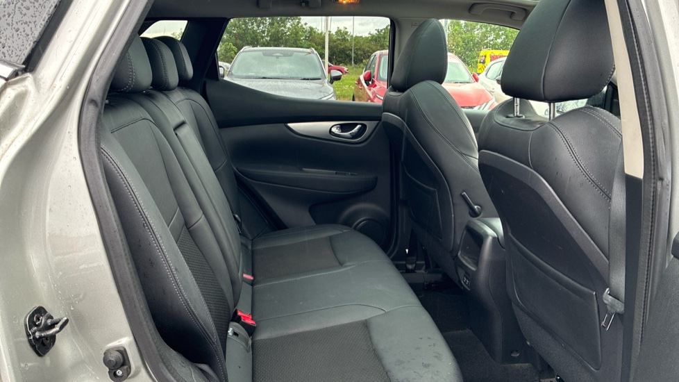 Nissan Qashqai 1.3 DiG-T 160 Tekna 5dr Petrol Hatchback - Image 16