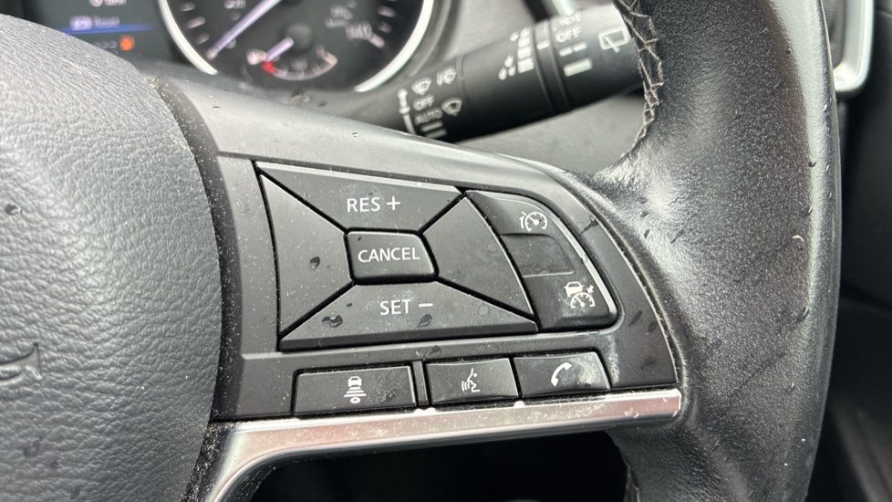 Nissan Qashqai 1.3 DiG-T 160 Tekna 5dr Petrol Hatchback - Image 21