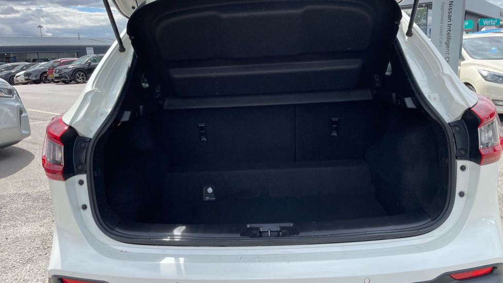 Nissan Qashqai 1.3 DiG-T Acenta Premium 5dr Petrol Hatchback - Image 4