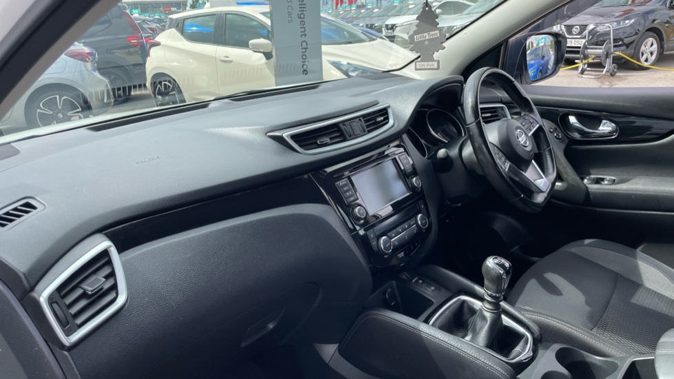 Nissan Qashqai 1.3 DiG-T Acenta Premium 5dr Petrol Hatchback - Image 9