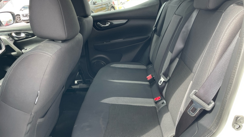 Nissan Qashqai 1.3 DiG-T Acenta Premium 5dr Petrol Hatchback - Image 16