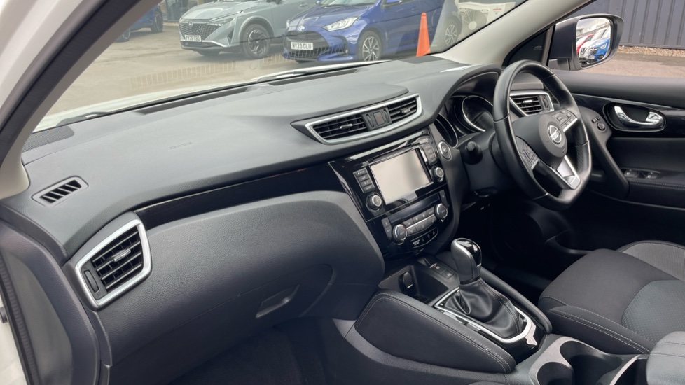 Nissan Qashqai 1.3 DiG-T 160 N-Connecta 5dr DCT Petrol Hatchback - Image 9