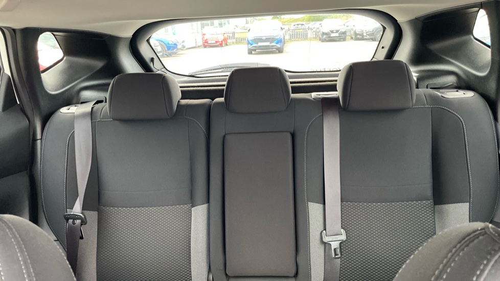Nissan Qashqai 1.3 DiG-T 160 N-Connecta 5dr DCT Petrol Hatchback - Image 15