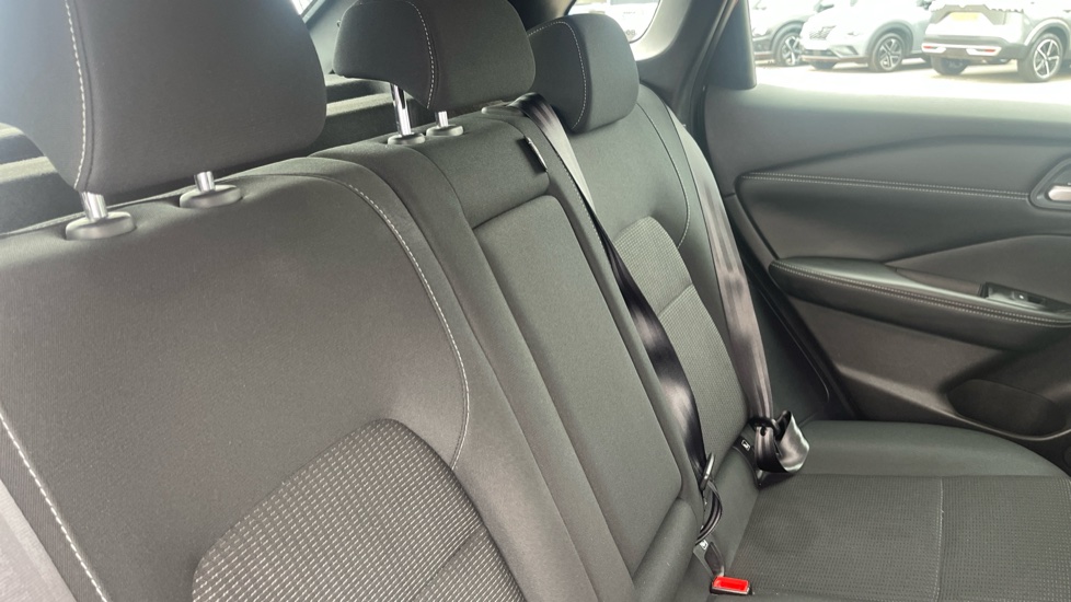Nissan Qashqai 1.3 DiG-T MH Acenta Premium 5dr Petrol Hatchback - Image 16