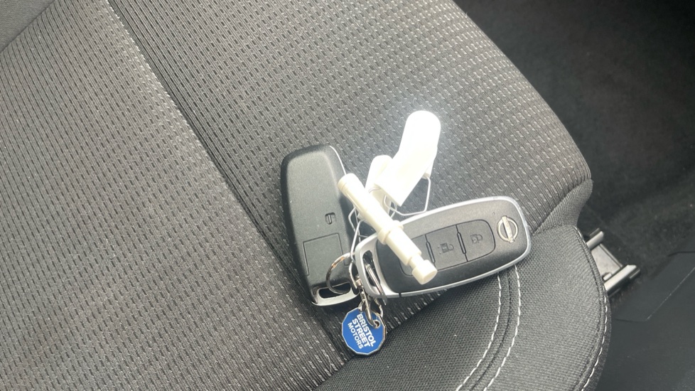 Nissan Qashqai 1.3 DiG-T MH Acenta Premium 5dr Petrol Hatchback - Image 20