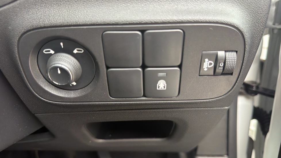 Citroen C3 1.2 PureTech C-Series 5dr Petrol Hatchback - Image 30