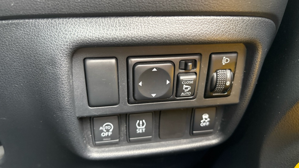 Nissan Juke 1.2 DiG-T N-Connecta 5dr Petrol Hatchback - Image 22