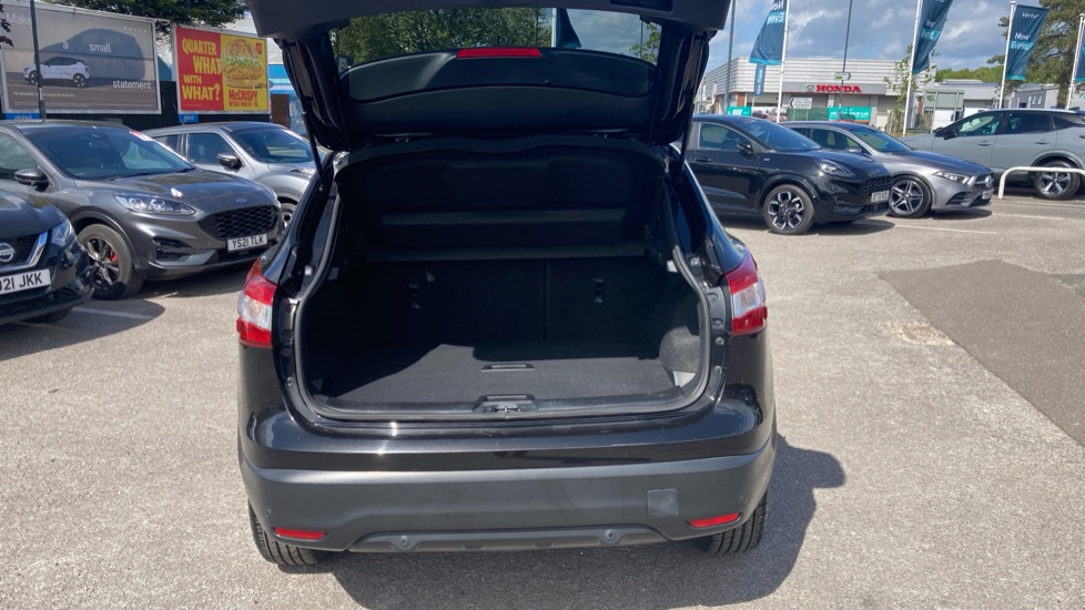 Nissan Qashqai 1.5 dCi N-Connecta 5dr Diesel Hatchback - Image 4