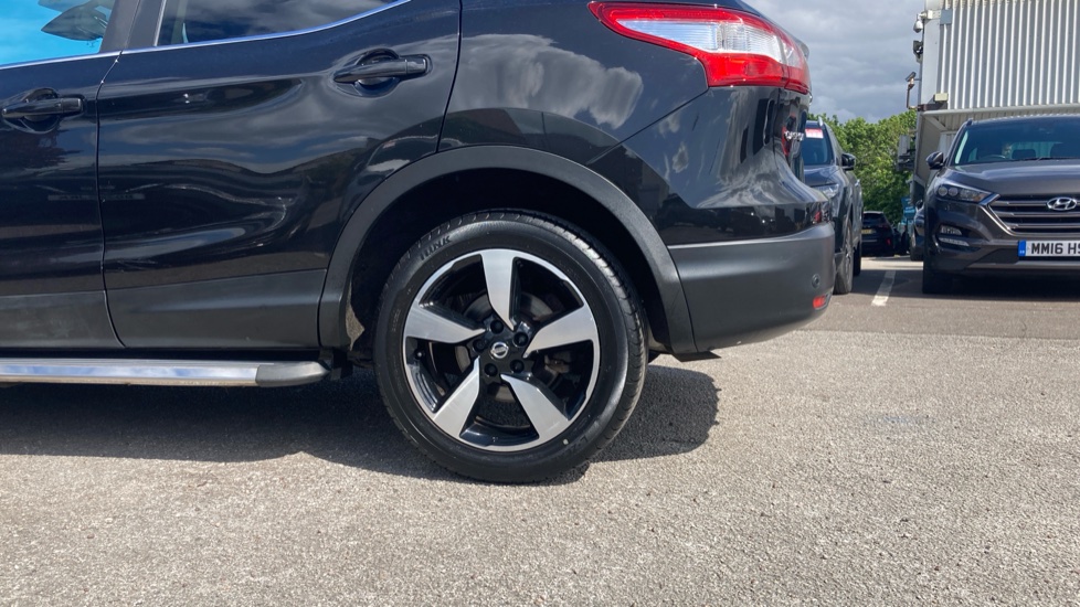 Nissan Qashqai 1.5 dCi N-Connecta 5dr Diesel Hatchback - Image 7