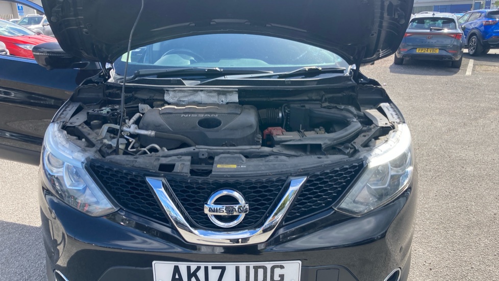 Nissan Qashqai 1.5 dCi N-Connecta 5dr Diesel Hatchback - Image 8