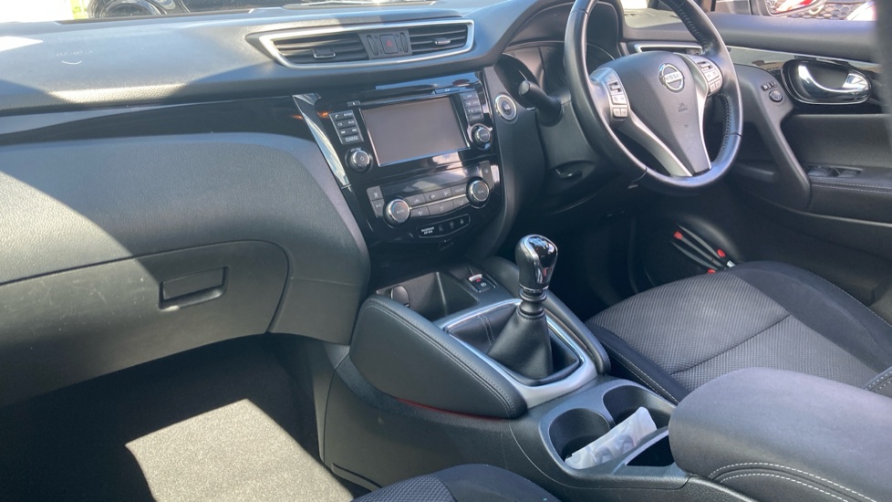 Nissan Qashqai 1.5 dCi N-Connecta 5dr Diesel Hatchback - Image 9