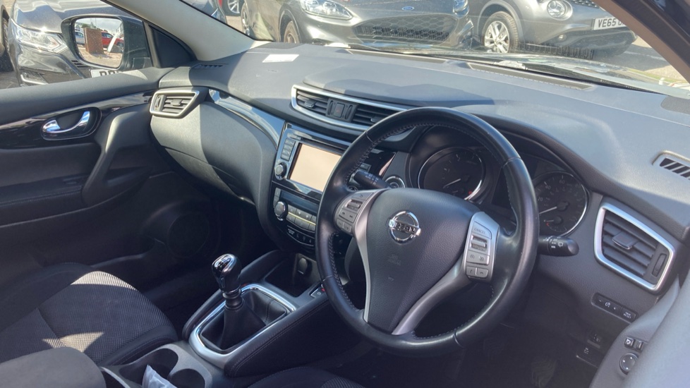 Nissan Qashqai 1.5 dCi N-Connecta 5dr Diesel Hatchback - Image 11