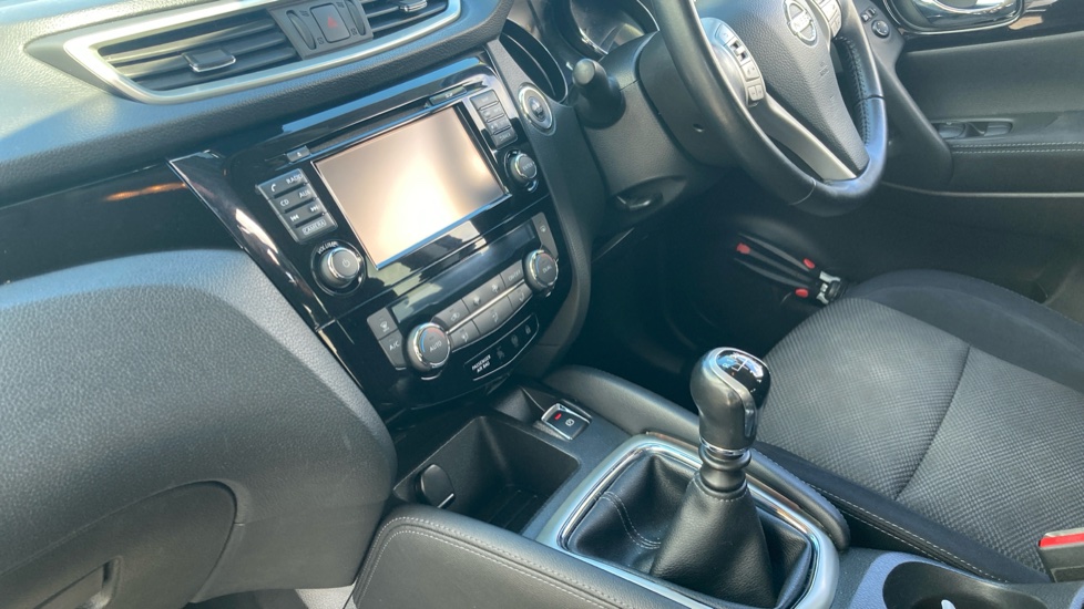 Nissan Qashqai 1.5 dCi N-Connecta 5dr Diesel Hatchback - Image 13
