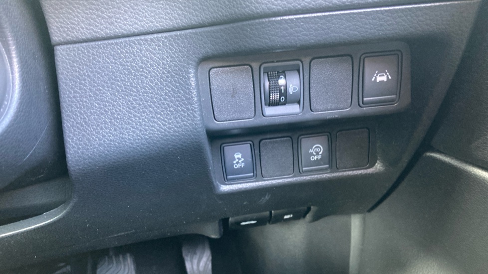 Nissan Qashqai 1.5 dCi N-Connecta 5dr Diesel Hatchback - Image 28