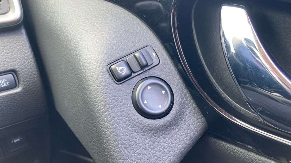 Nissan Qashqai 1.5 dCi N-Connecta 5dr Diesel Hatchback - Image 29