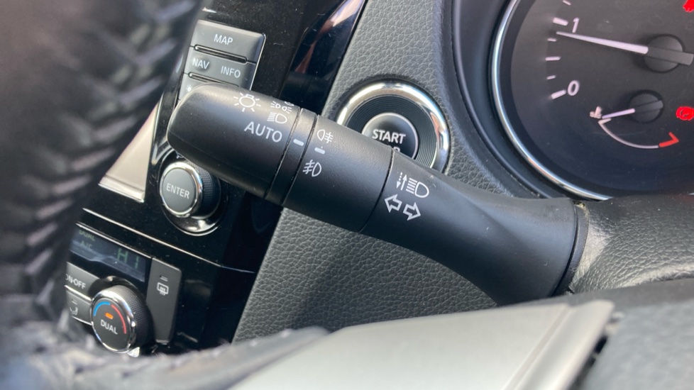Nissan Qashqai 1.5 dCi N-Connecta 5dr Diesel Hatchback - Image 30