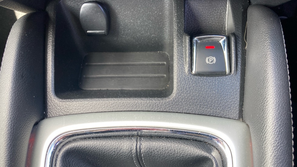 Nissan Qashqai 1.5 dCi N-Connecta 5dr Diesel Hatchback - Image 32