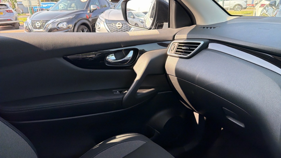 Nissan Qashqai 1.3 DiG-T 160 [157] Acenta Premium 5dr DCT Petrol Hatchback - Image 36