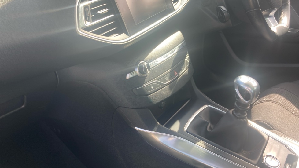 Peugeot 308 1.2 PureTech 130 Allure 5dr Petrol Hatchback - Image 13