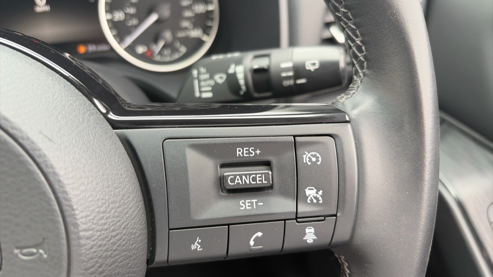 Nissan Qashqai 1.3 DiG-T MH Acenta Premium 5dr Petrol Hatchback - Image 29