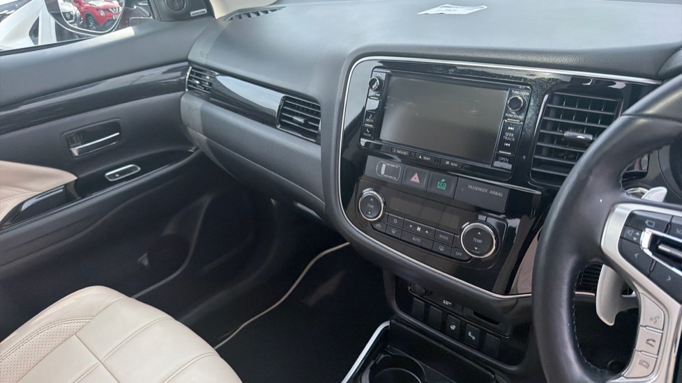 Mitsubishi Outlander 2.0 PHEV GX5hs 5dr Auto Estate - Image 14