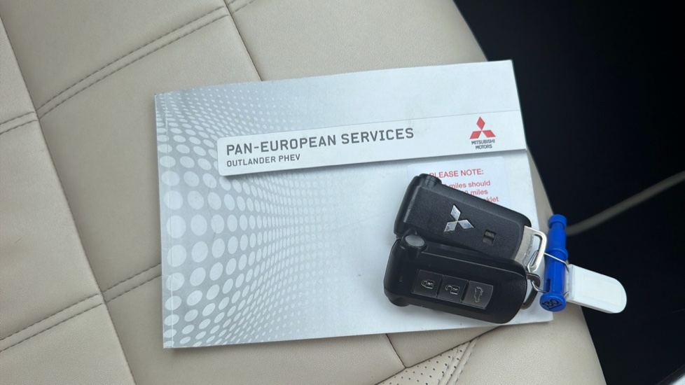 Mitsubishi Outlander 2.0 PHEV GX5hs 5dr Auto Estate - Image 19