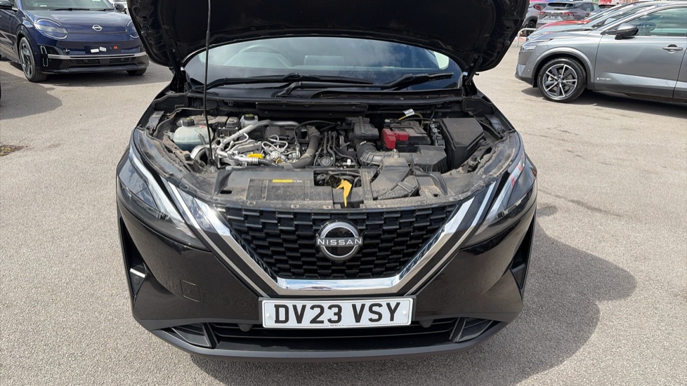 Nissan Qashqai 1.3 DiG-T MH Acenta Premium 5dr Petrol Hatchback - Image 8