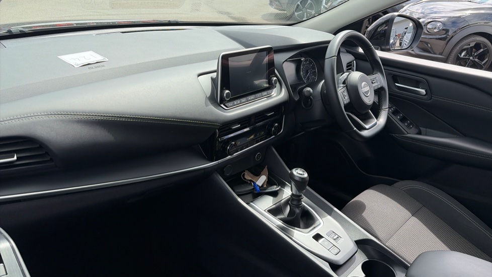 Nissan Qashqai 1.3 DiG-T MH Acenta Premium 5dr Petrol Hatchback - Image 9