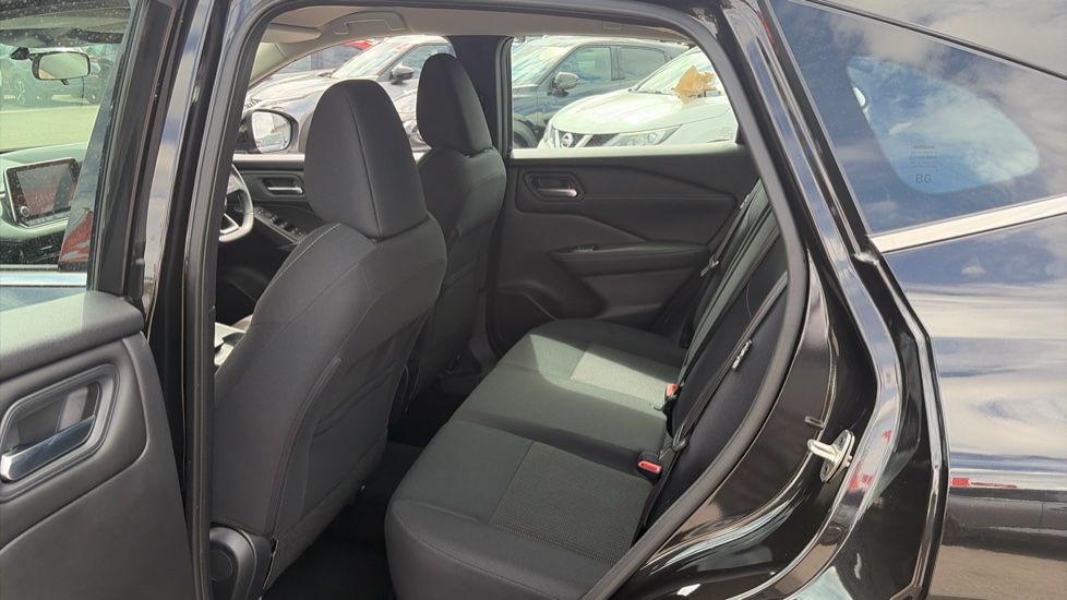 Nissan Qashqai 1.3 DiG-T MH Acenta Premium 5dr Petrol Hatchback - Image 16