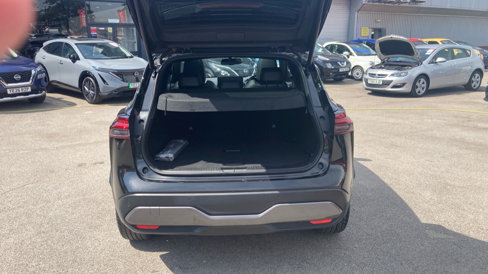 Nissan Qashqai 1.3 DiG-T MH Tekna 5dr Petrol Hatchback - Image 4